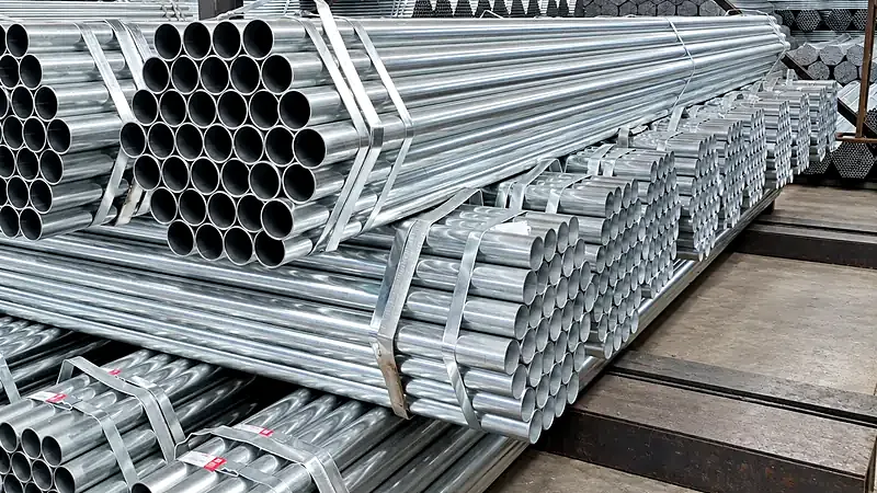 Atados de tubería galvanizada redonda almacenados en bodega