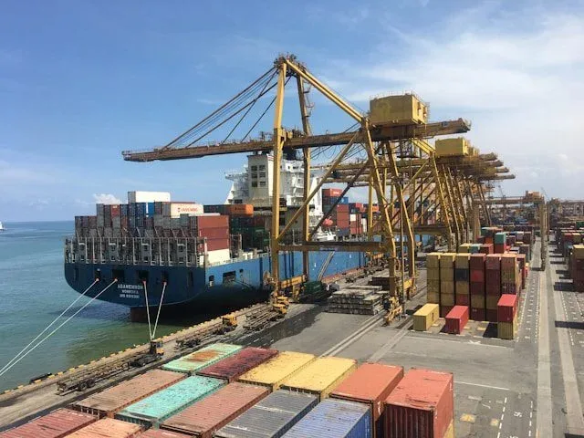 Buque portacontenedores en un puerto con grúas de carga