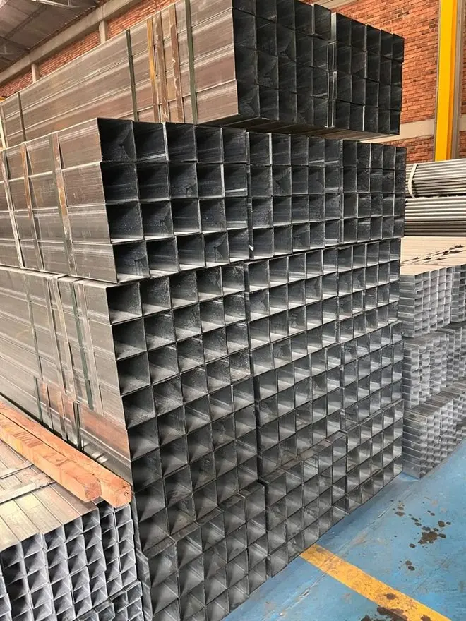 Tubería estructural cuadrada en bodega